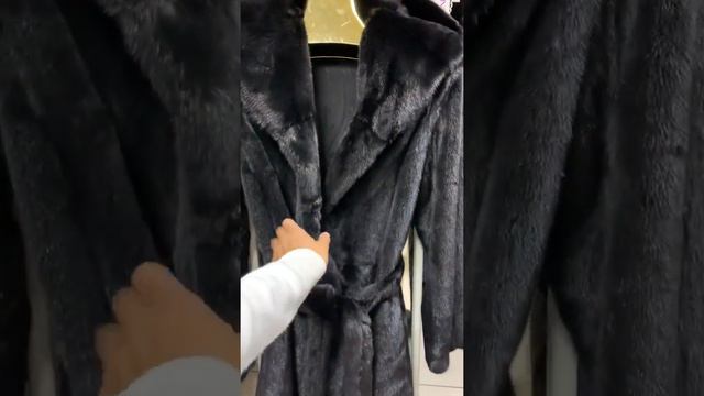 Шубка из меха импортной норки, «Блэклама», капюшон кобра, длина 100см, цвет чёрный бриллиант смотреть онлайн