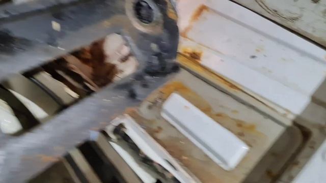 Ржавчина под штатной виброизоляцией Ниссан