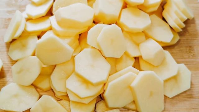 картошка с мясом в духовке ! получается очень вкусно готовится легко и просто смотреть онлайн