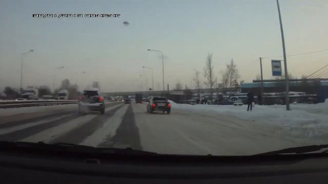 очередной полудурок не смотрящий по сторонам. смотреть онлайн