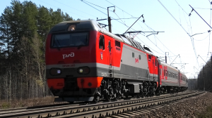 ЭП2К-305 с пригородным поездом Алапаевск - Екатеринбург-Пасс.