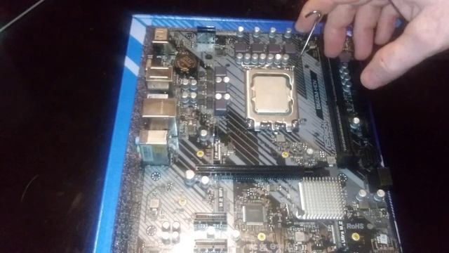 Installing I3-12100f into AsRock B660m HDV motherboard for 12th gen Intel CPU's смотреть онлайн