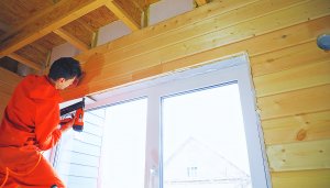 Продолжаю монтировать имитацию бруса: проводка, врезка розеток и монтаж откосов