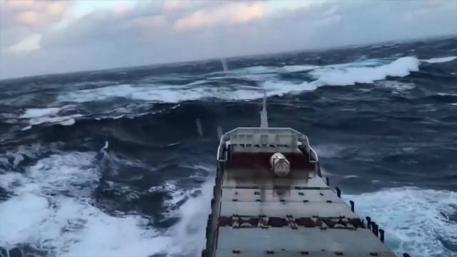 ТОП-10 Самых страшных и опасных штормов в океане. Корабль изогнулся посреди океана!!! смотреть онлайн