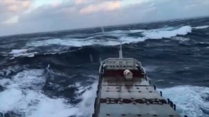 ТОП-10 Самых страшных и опасных  штормов в океане. Корабль изогнулся посреди океана!!!