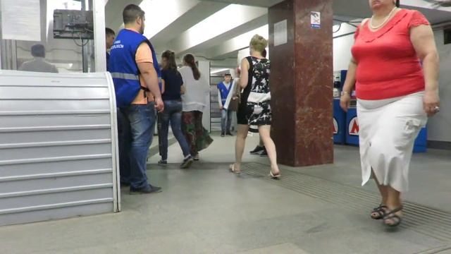 Проход с велосипедом в метро // июль 2016 смотреть онлайн