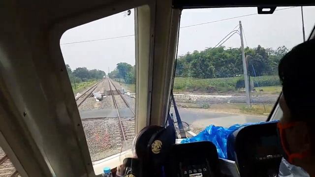 PNR DHL meetup near Jombang Station East Java Indonesia, DHL9002 and DHL9003. смотреть онлайн