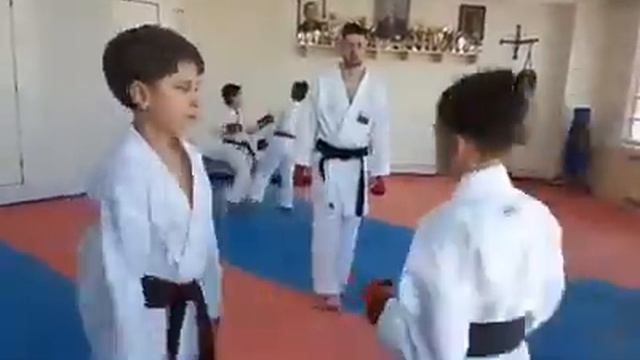 Тренировка с чемпионом по каратэ стиль шотокан. Кумитэ спаринг смотреть онлайн