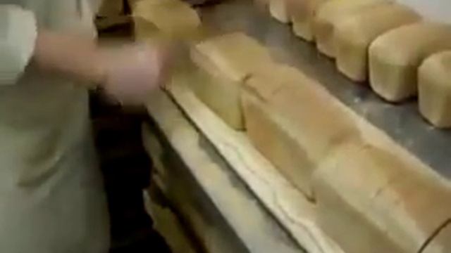 Вот как надо резать хлеб смотреть онлайн