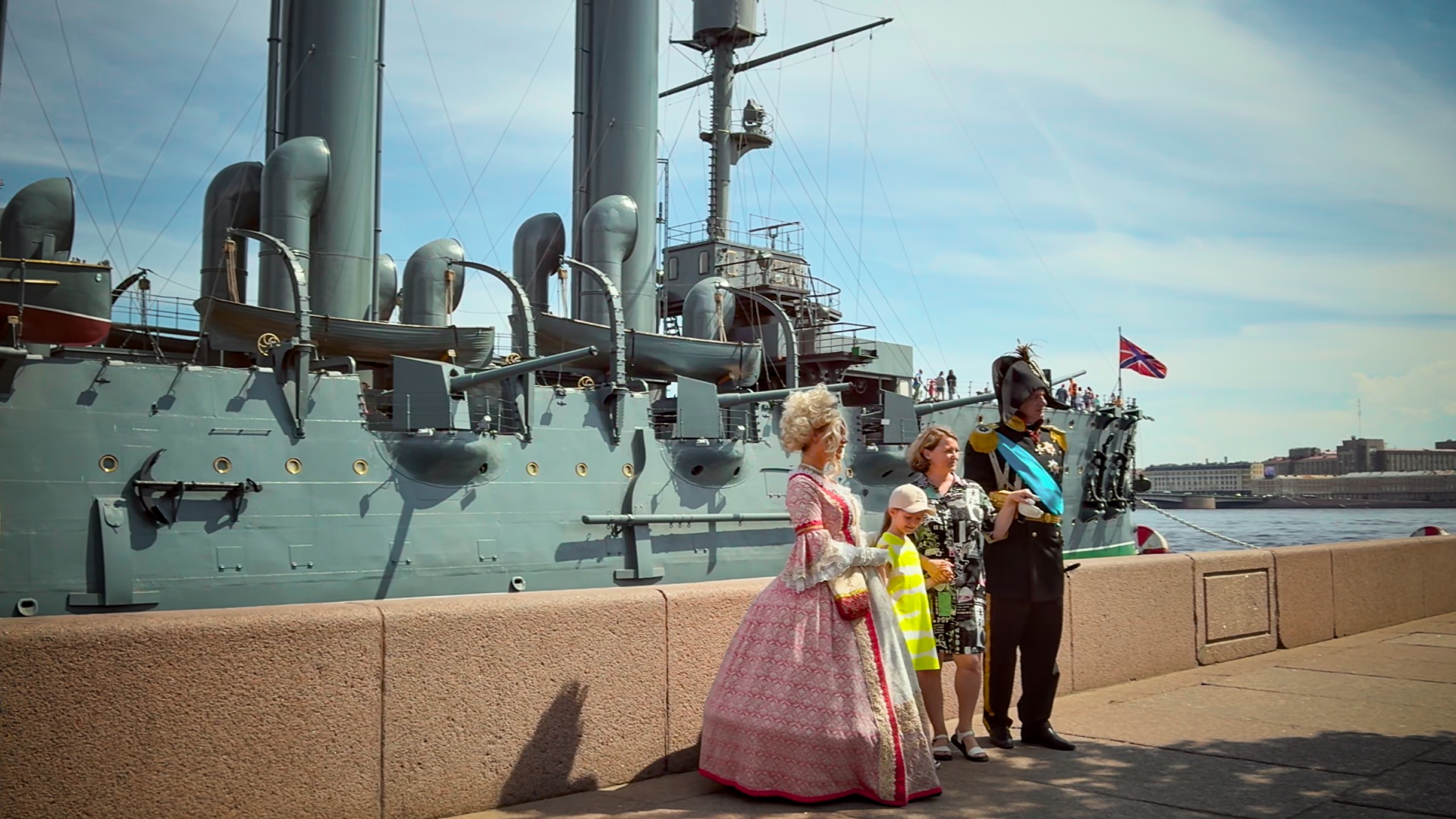 🇷🇺 Прогулка по Петровской набережной. Домик Петра I, крейсер Аврора, и просто виды Петербурга. смотреть онлайн