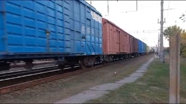 ЧМЭ3-4681 с бочкой и ВЛ80с-1657/1658 с грузовым поездом прибывает на ст.Минеральные-Воды и прив. смотреть онлайн