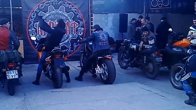 Громкий выхлоп на закрытии мотосезона г. Шостка смотреть онлайн