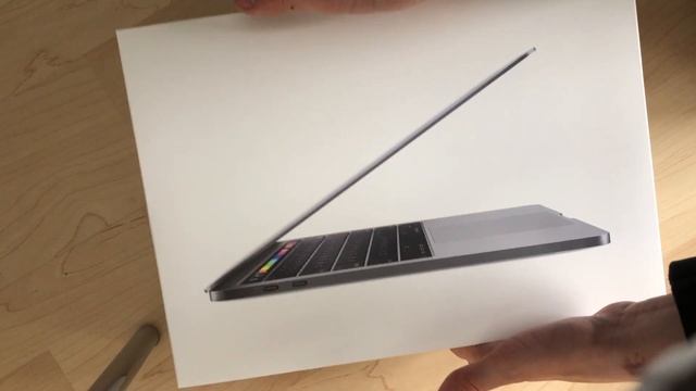 13" MacBook Pro mit TouchBar - (2018 - Quad Core) - Unboxing смотреть онлайн