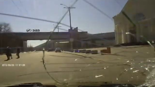 Беспедел в Запорожье. Съемка с двух камер! Майдановцы бьют автомобили простых горожан