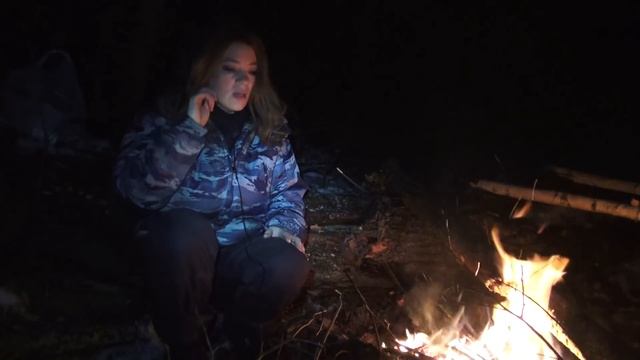 Одиночная ночёвка в зимнем лесу / Укрытие из плащ палатки смотреть онлайн