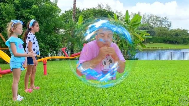 Настя и папа играют в семейные игры для детей на улице. Веселые истории для детей смотреть онлайн