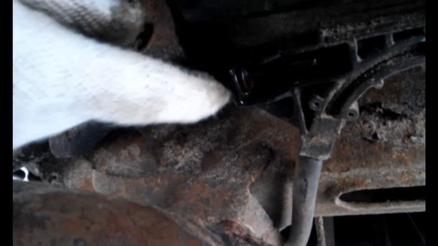 как подтянуть тросик ручника Пежо 406.how to pull the parking brake cable Peugeot 406 смотреть онлайн