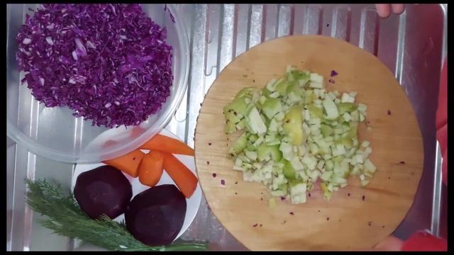 Салат с краснокочанной капустой. Очень вкусно и быстро. смотреть онлайн