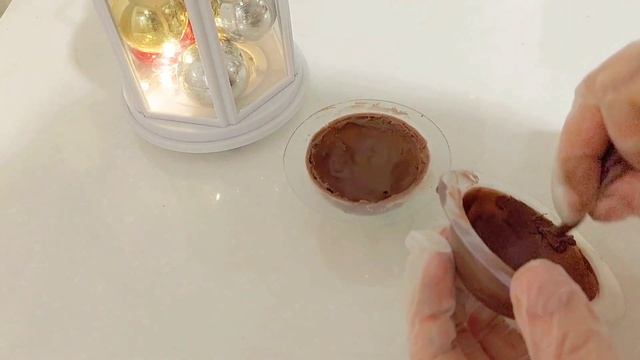 Как ЛЕГКО сделать НОВОГОДНИЕ ИГРУШКИ из шоколадной глазури! смотреть онлайн