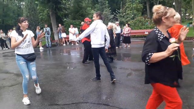 Ты крутила мной!!!??Танцы в парке Горького!!!??Харьков 2021 смотреть онлайн
