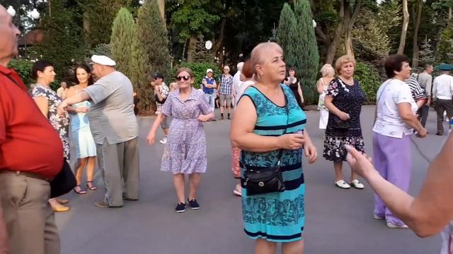 РОЗЫ ДЛЯ ТЕБЯ!????/СУПЕР ПЕСНЯ И ТАНЦЫ В ПАРКЕ ГОРЬКОГО ХАРЬКОВ АВГУСТ 2021 смотреть онлайн