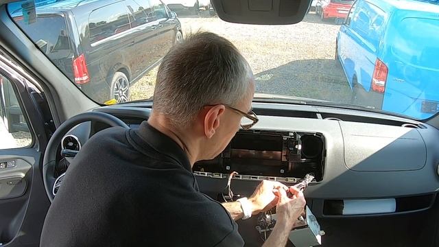 Mercedes Sprinter MBUX Tolatókamera Adapter смотреть онлайн
