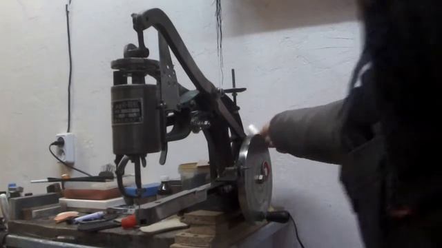 как намотать нитку на шпульку Версаль смотреть онлайн