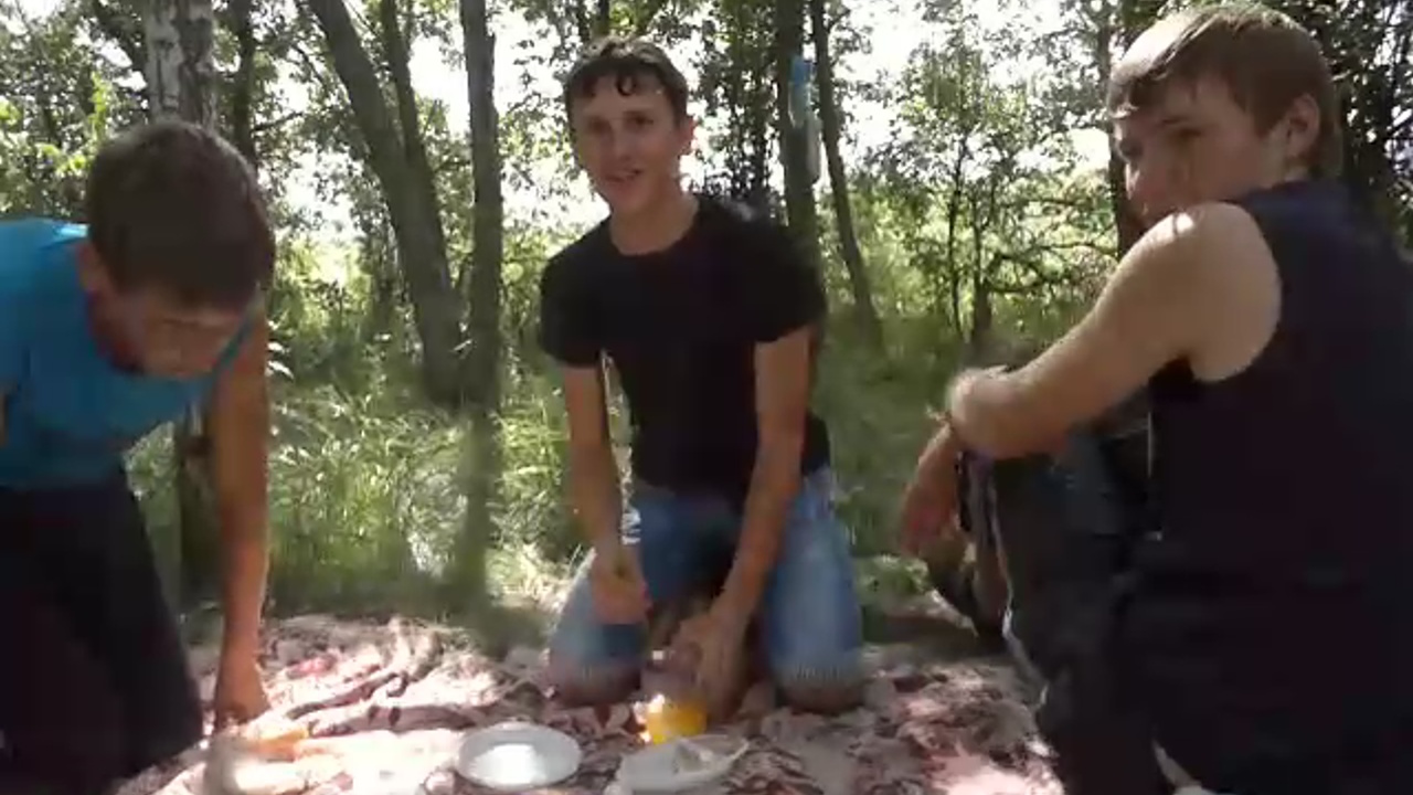 Пацаны сидят на природе смотреть онлайн