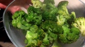 брокколи в сметанном соусе на сковороде, broccoli with sour cream, ბროკოლი არაჟნით