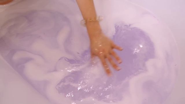 Вечеринка в ванной! Полная ванна желе, мега-бомбочки с сюрпризом, растворимые бусины! ? Afinka смотреть онлайн