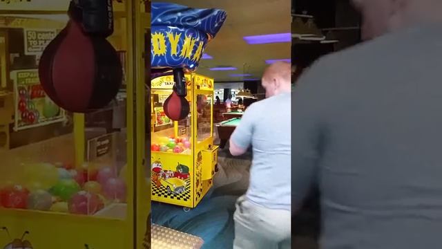 Punching bag game in the arcade смотреть онлайн