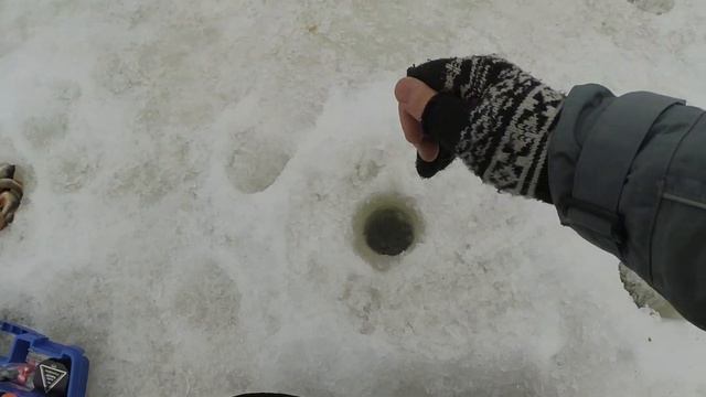 ТАМ, ГДЕ НЕ ИМЕЕТ ЗНАЧЕНИЯ КУРС БАКСА! Рыбалка на мормышку на малой реке, жерлицы и безмотылка смотреть онлайн