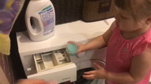 Чем занять ребенка 2-х лет дома/Ребенок в 2 года помогает по дому