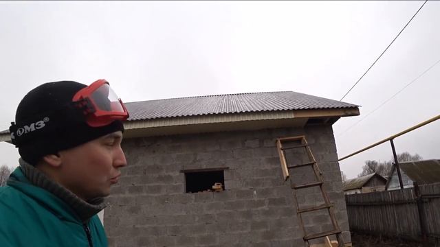 Обшиваю карнизы/ строительство гаража в деревне/влоги смотреть онлайн