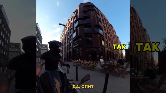 Прежде чем завести мотоцикл, этот парень увидел пару с коляской, в котором спал ребёнок 🔥