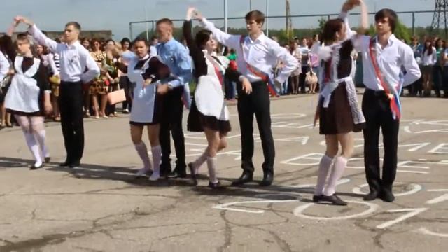 Последний звонок - п. Воротынск. Вальс выпускников школа №1 смотреть онлайн