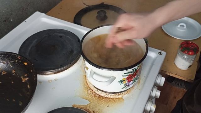 Приготовили Супец из тушенки.