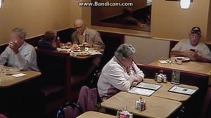 Несносний дед обосрался в кафе.