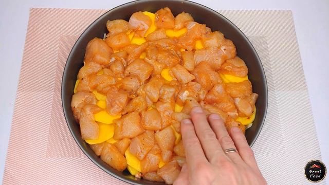 Простой рецепт из куриного филе и картофеля. Быстро, сочно и очень вкусно! смотреть онлайн