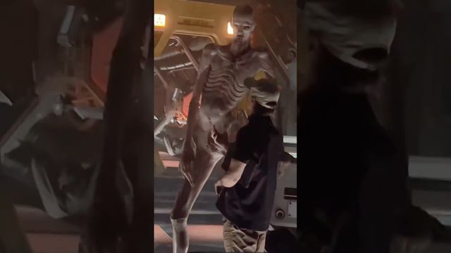 В финале фильма "Чужой: Ромул" ксеноморфа сыграл мужчина ростом 2,31 метра. смотреть онлайн