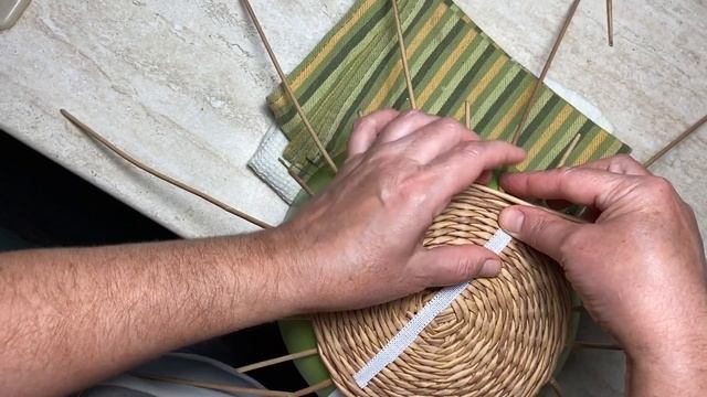 Корзинка-миска - плетение из бумажных трубочек / бумажной лозы - МК смотреть онлайн