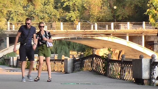 САМАЯ ОПАСНАЯ ЗМЕЯ НАПАДАЕТ НА ЛЮДЕЙ В ПАРКЕ - ПРАНК Best Bros / SNAKE PRANK смотреть онлайн