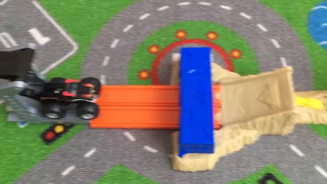 Hot Wheels Monster Truck El Toro Loco Showdown / Хот Вилс Монстр Трак про машинки смотреть онлайн