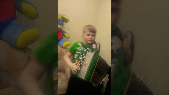 Пацан играет на баяне и поёт частушки 😂😁😀😄😅 смотреть онлайн
