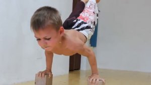 мальчику 5 лет, а он такой качёк!!!!!!!