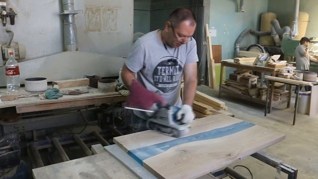 Шлифовка стола из дерева и эпоксидной смолы смотреть онлайн