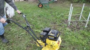 Бензиновый культиватор CHAMPION. Трактор Чемпион пашем землю.mp4