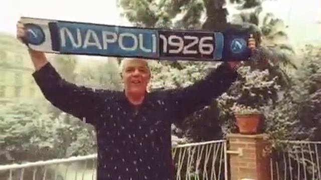 VIDEO - Il prof. Bruno Siciliano canta: “Napoli torna campione!”, sotto la neve... смотреть онлайн