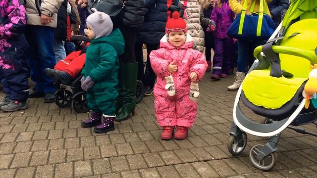Первый раз, Машуля ходит на улице. Танцы под музыку. смотреть онлайн