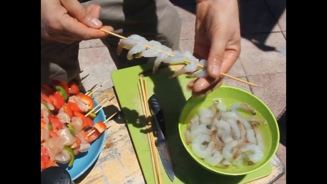 Шашлык из курицы и креветок. Простой рецепт, приготовит даже ребенок. смотреть онлайн